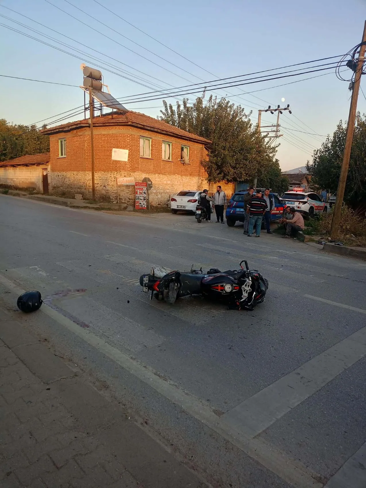 Ödemiş'te dehşet anları: Traktöre çarpıp durağa savruldu