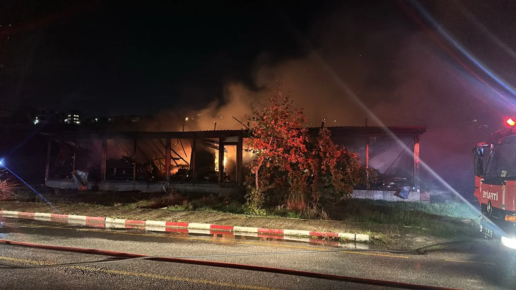 Yalova'da geceyi aydınlatan alevler: Mobilya atölyesi küle döndü