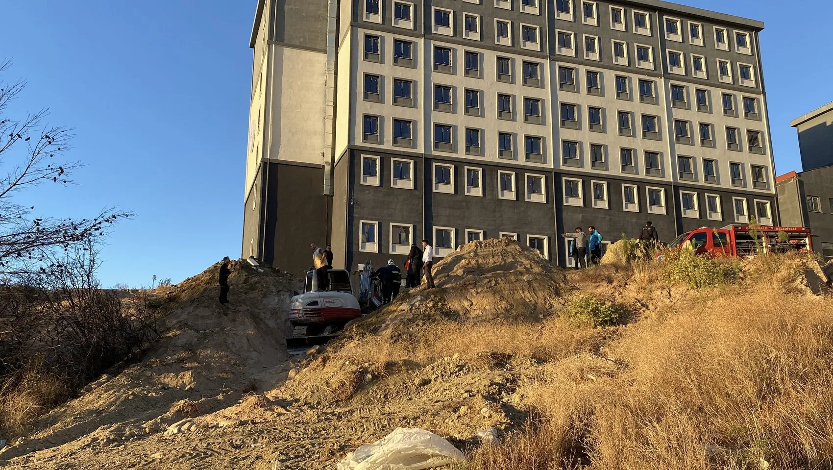 Üniversite kampüsünde korku dolu anlar: Toprak altında kalan işçiler için zamana karşı yarış