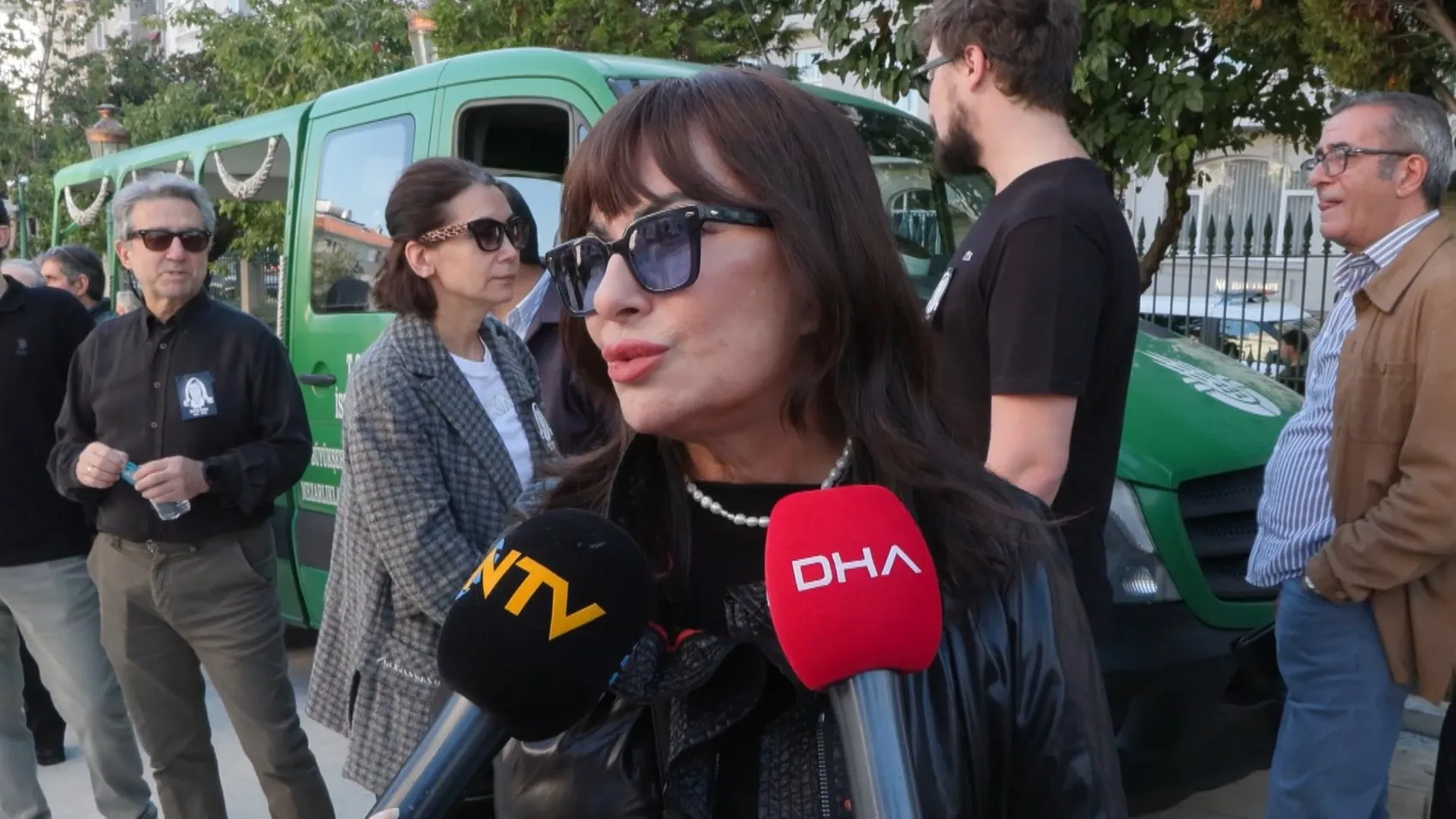 Tiyatro dünyasının koca çınarı Necla Uygur, hayat arkadaşına kavuştu