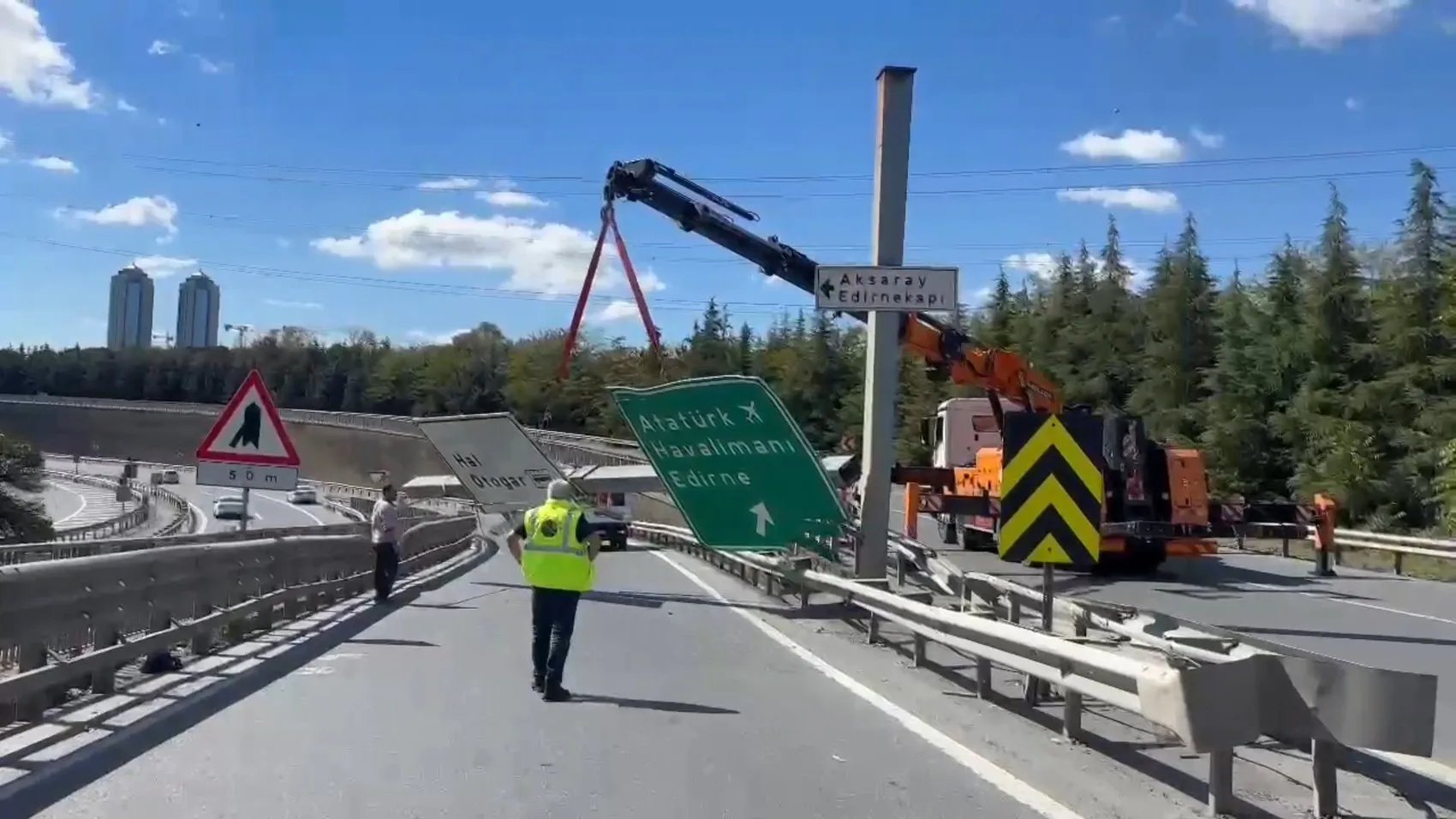 Esenler'de damper faciası: Tabelaları devirip arkasına bakmadan kaçtı