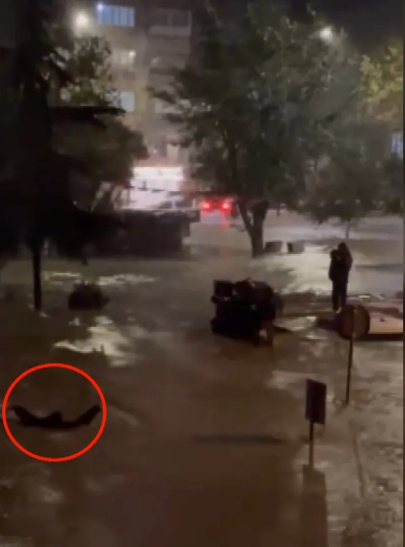 Ayazağa'da dehşet anları: Sel sularına kapılan vatandaş hayatta kalmak için kulaç attı
