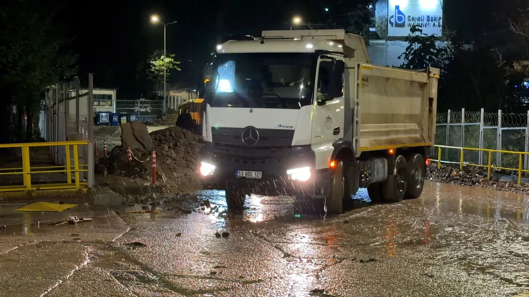 Çayeli'nde kabus dolu saatler: Irmak taştı, yollar sular altında kaldı