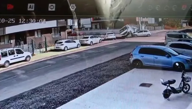 Düzce'de korku dolu anlar: Kavşaktaki çarpışma park halindeki aracı devirdi