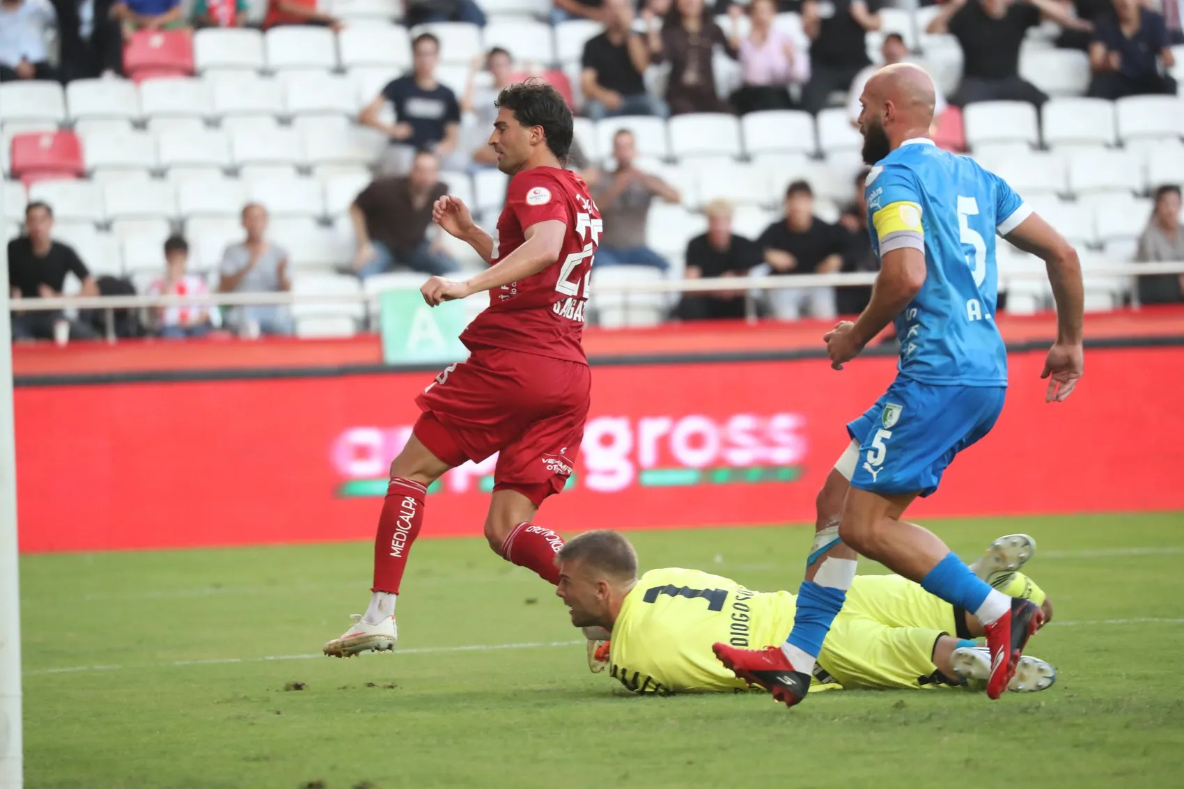 Antalya'da hüsran: Bodrum FK deplasmanda üç puanı kaptı