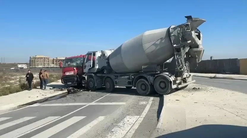 Avcılar'da beton mikserleri kafa kafaya çarpıştı: Aynı firmanın araçları birbirine girdi