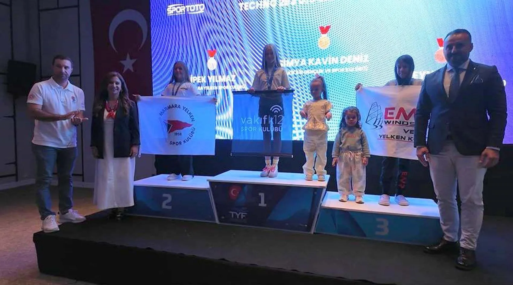 Foça'nın mavi sularında genç yelkencilerin büyük zaferi