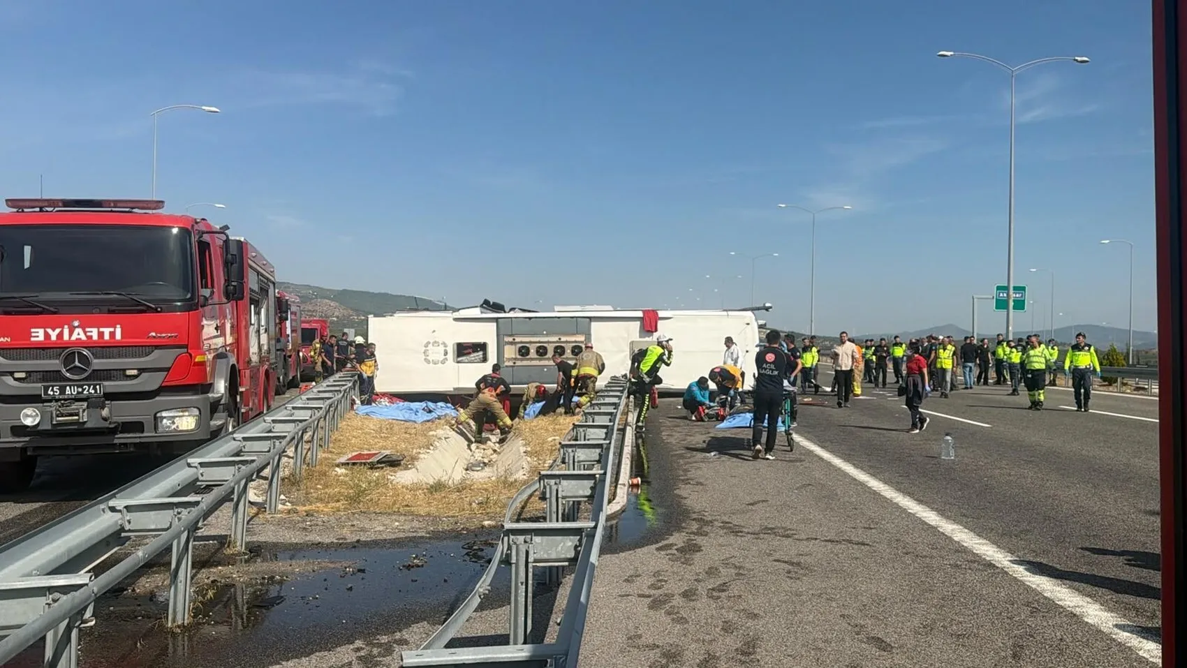Akhisar yolunda can pazarı: Tur otobüsü devrildi