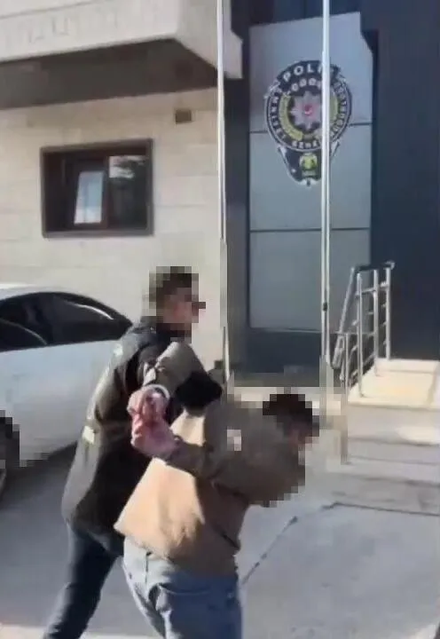 Çekmeköy'de zehir tacirlerine havadan takip: Aracın tavanındaki gizli bölme ele verdi