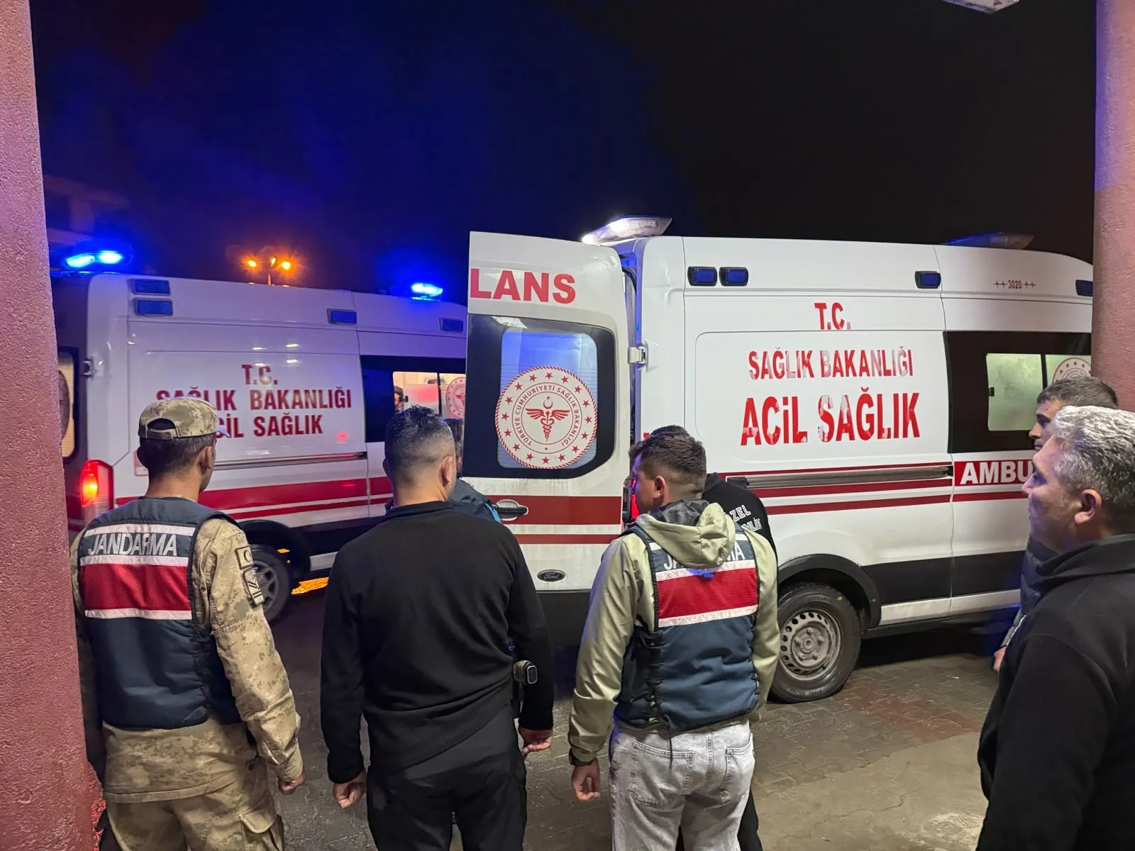 Jandarmadan kaçarken dereye uçtular: Kapasitesinin çok üzerinde yolcu taşıyan minibüs faciası