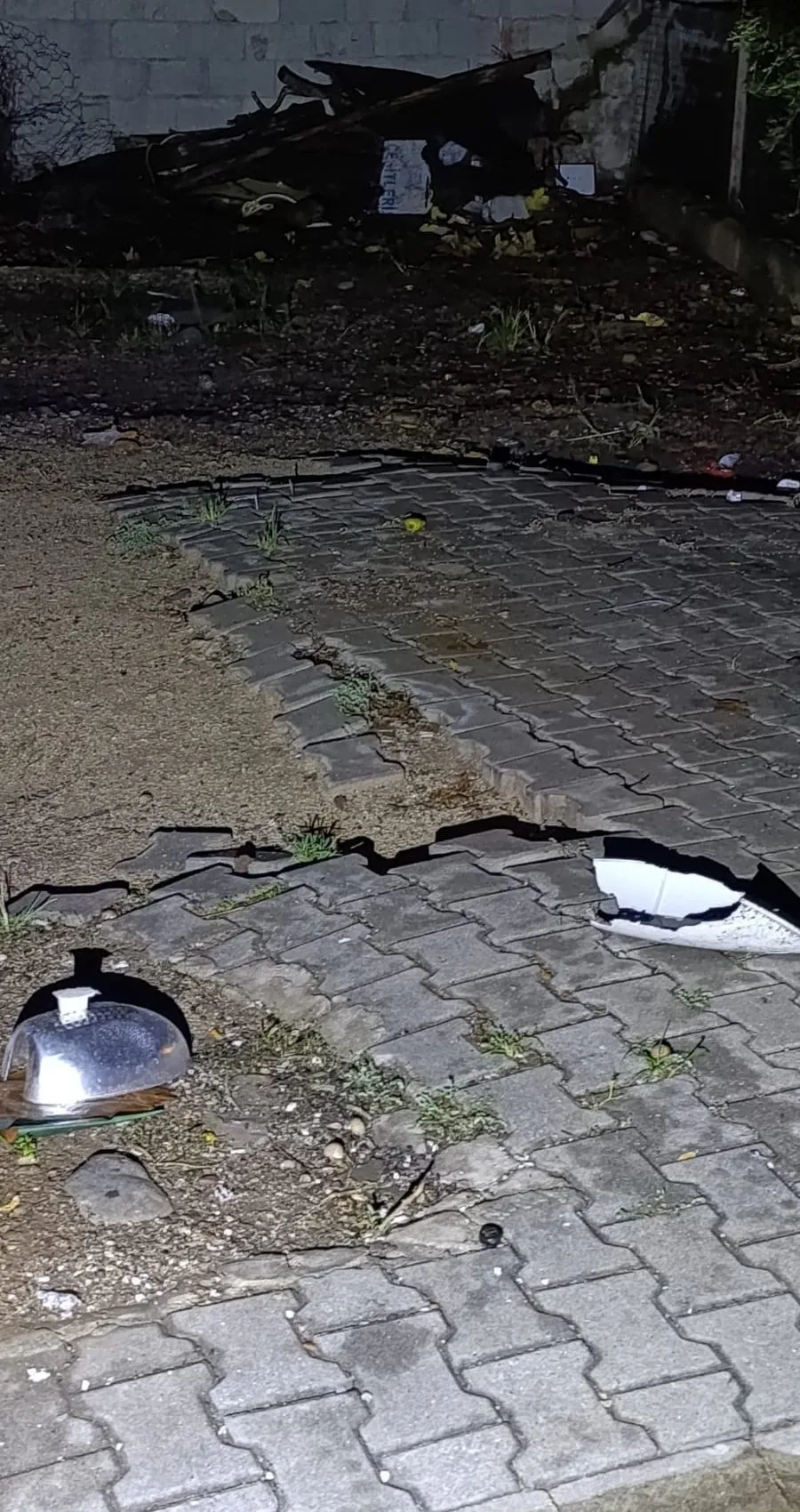 Kozan'da gökyüzü öfkesini kustu: Yıldırımlar şehri vurdu