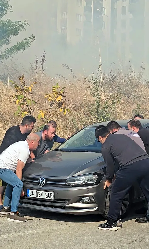Edirne'de alevlerin ortasında kalan otomobil için mahalleli tek yürek oldu