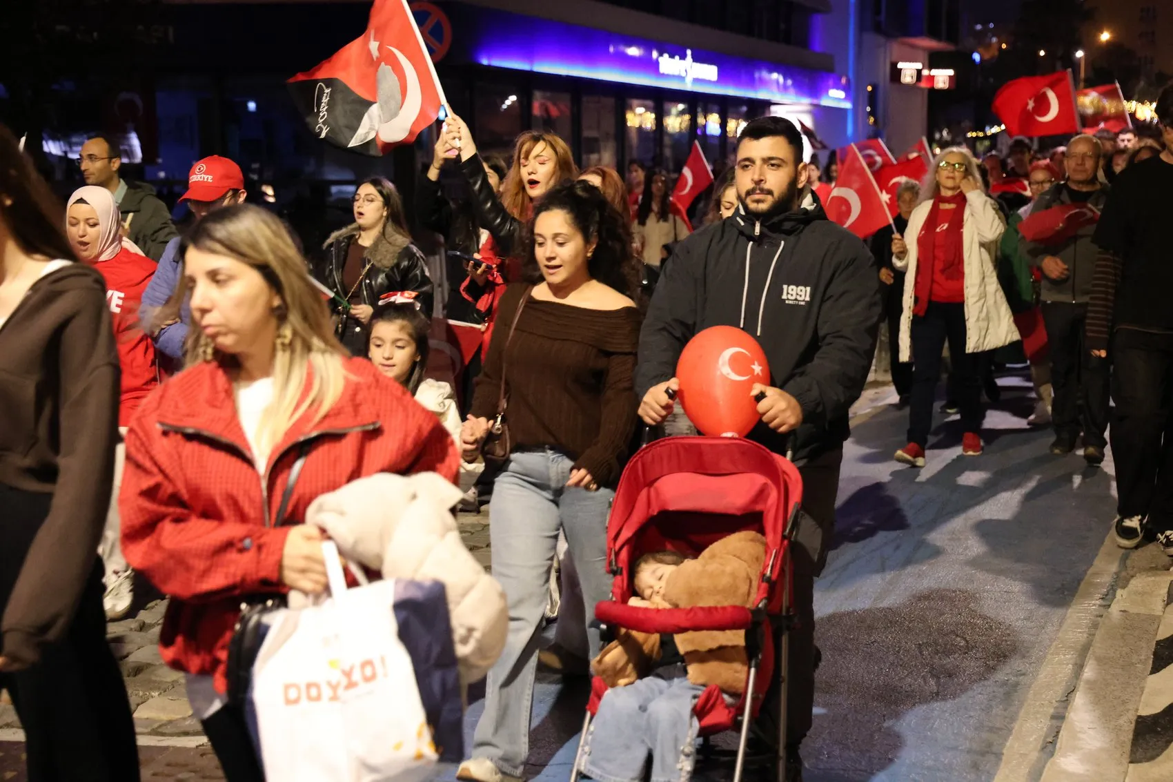 İzmir semalarında Cumhuriyet şöleni: 350 metrelik bayrakla dev yürüyüş
