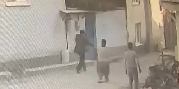 Bursa'da dehşet anları: Motorlu testereli saldırı yaşlı adamı yere serdi