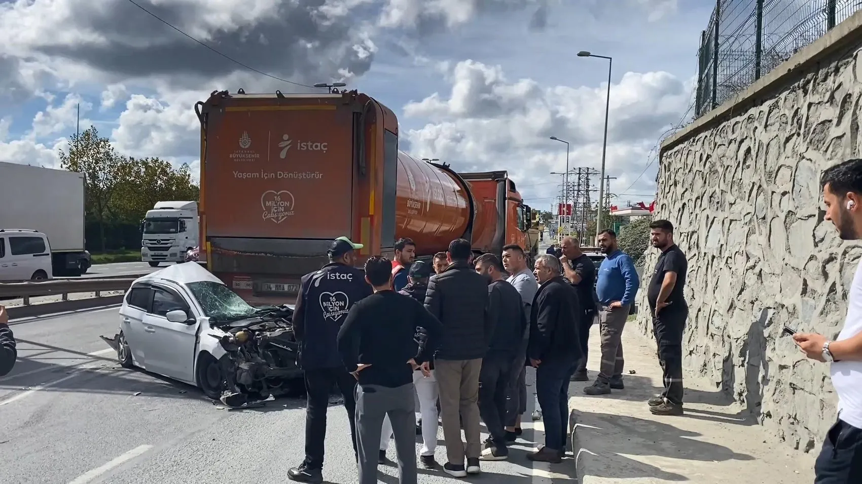 Arnavutköy'de zincirleme kaza: Otomobil iki ağır vasıta arasında hurdaya döndü