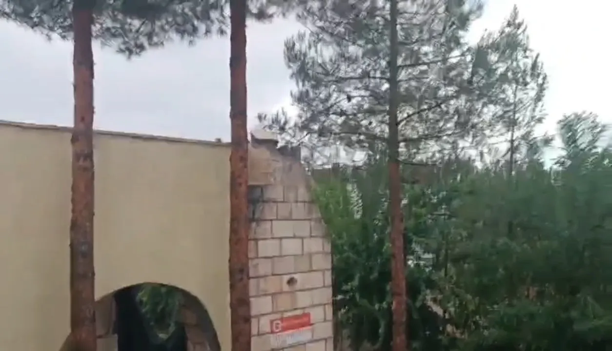 Diyarbakır'da korkutan anlar: Minare evin üzerine böyle çöktü