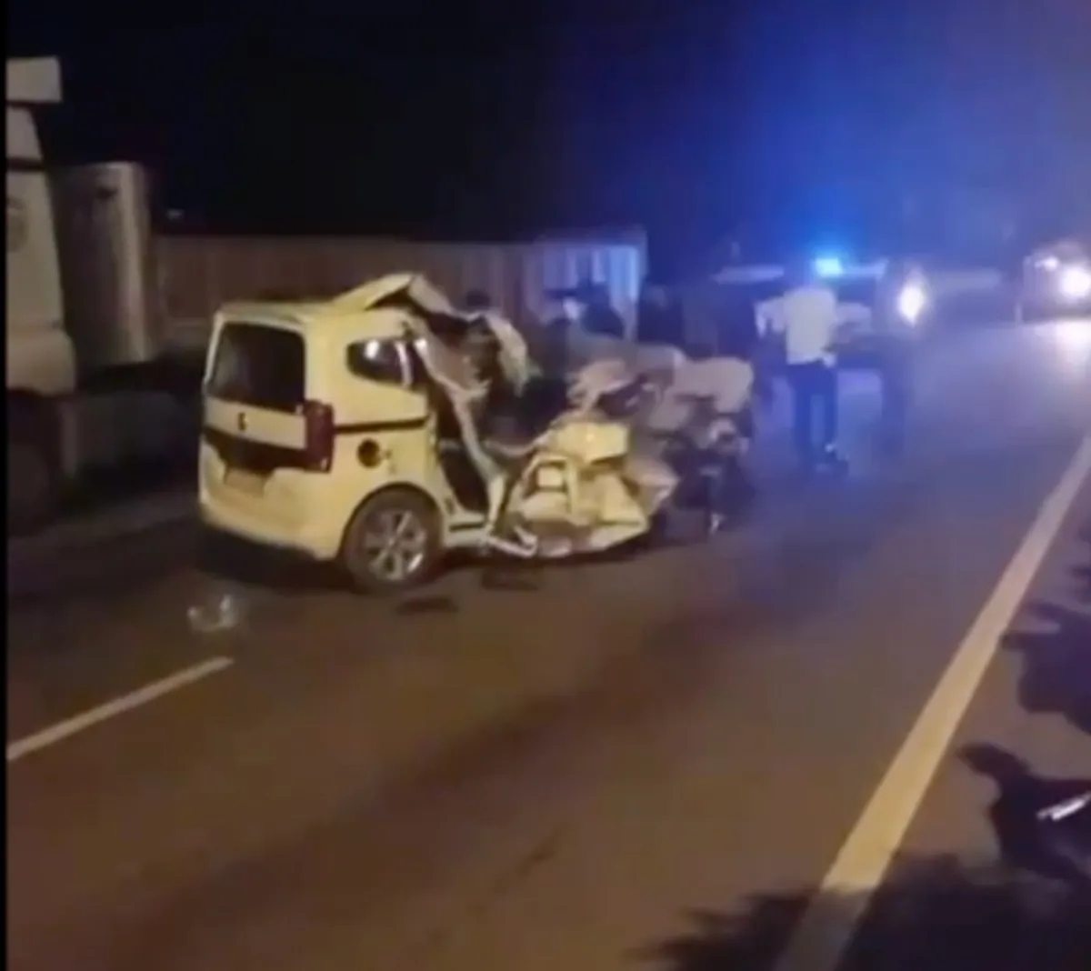 Midyat yolunda gece yarısı dehşeti: Hafif ticari araç TIR'a ok gibi saplandı