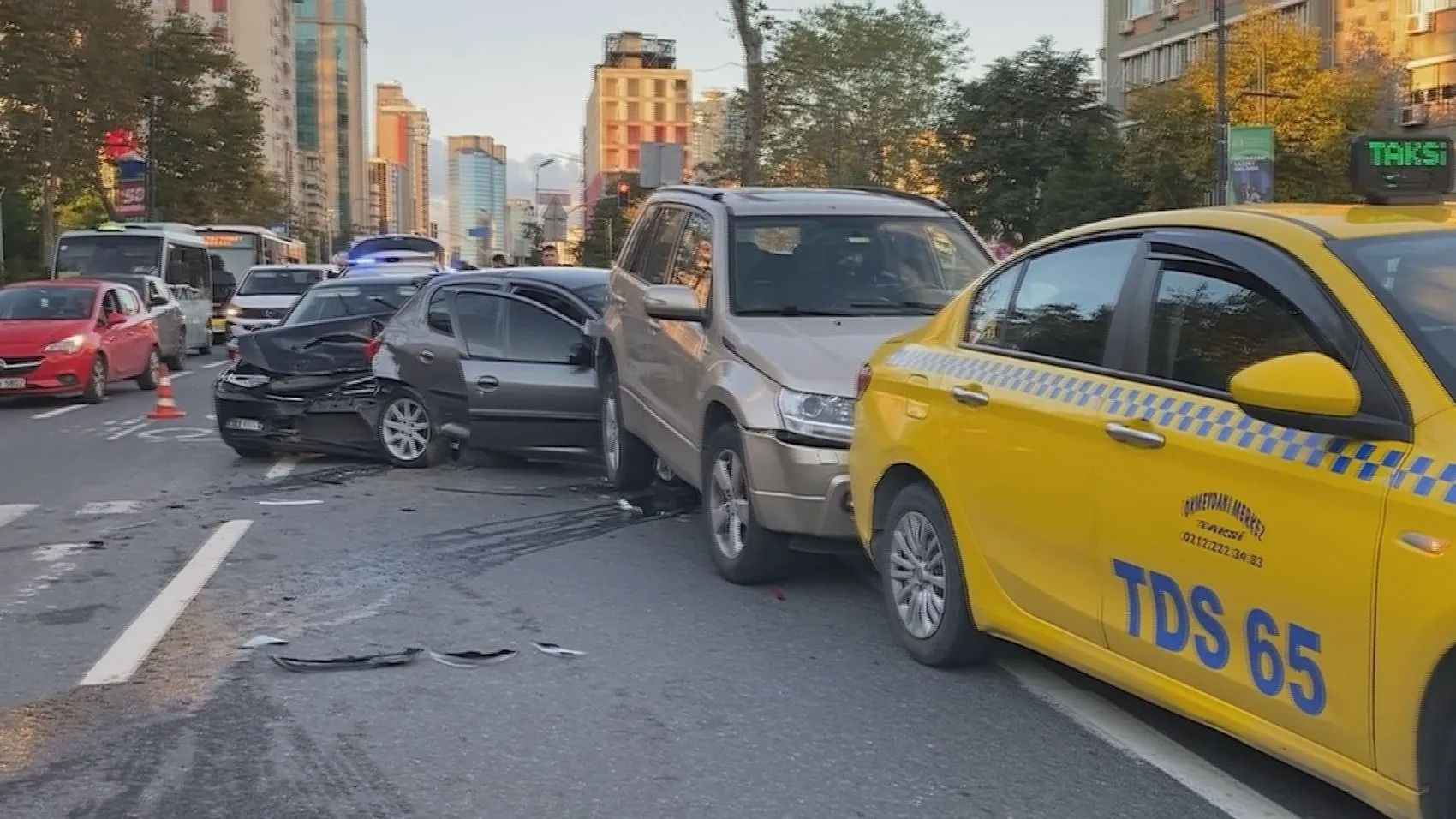 Barbaros Bulvarı'nda akşam trafiğini felç eden zincirleme kaza: 5 araç birbirine girdi
