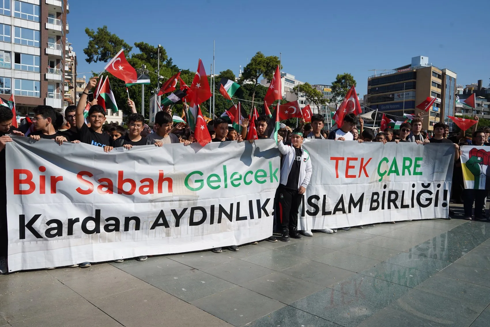Antalya'da binlerce öğrenci sessizliğe büründü: Gazze için vicdan yürüyüşü