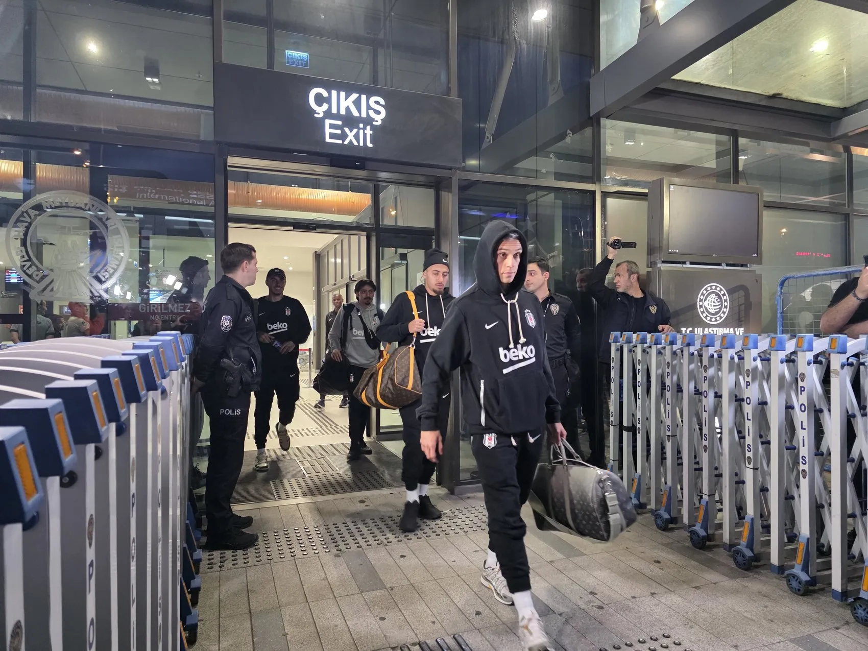 Beşiktaş Trabzon'a eksik kadroyla ayak bastı: Kritik randevu öncesi son hazırlıklar