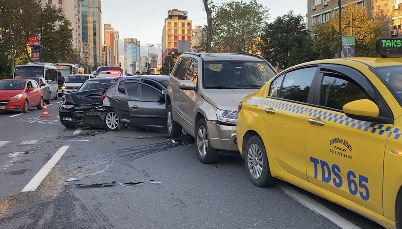 Beşiktaş'ta trafik ışıklarında dehşet anları: Beş aracın birbirine girdiği zincirleme kazada bilanço ağır