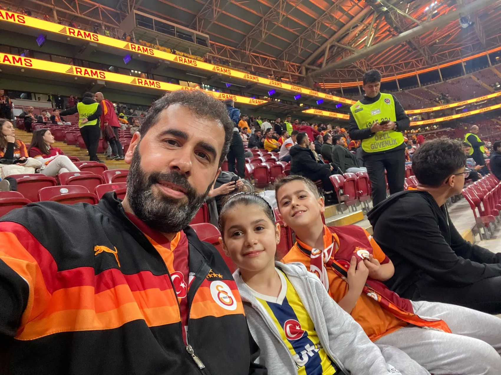 Tribünlerin en tatlı rekabeti: Galatasaraylı babanın yanında Fenerbahçe formasıyla derbi heyecanı