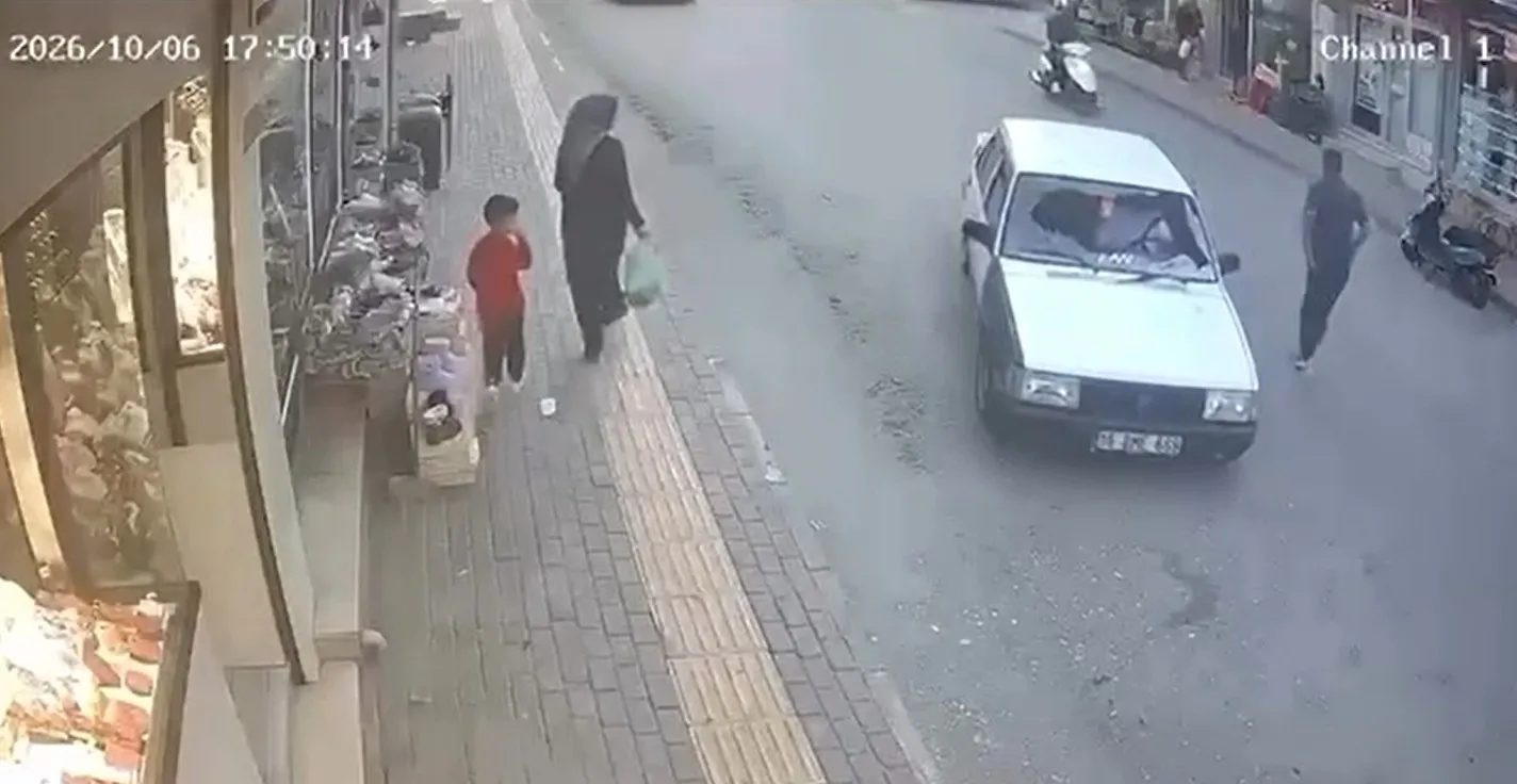 Saniyelerle gelen mucize: Otomobilin altında kalmamak için aynaya tutundu