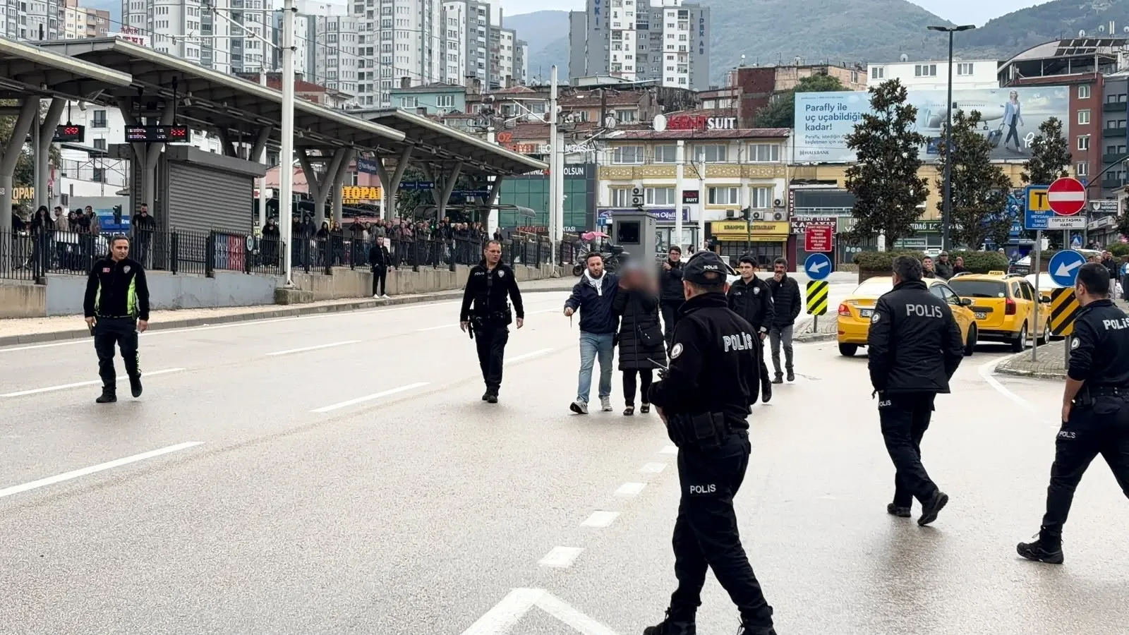 Bursa'da yürekleri ağza getiren anlar: Çocuklarını göremeyince bıçağı boğazına dayadı