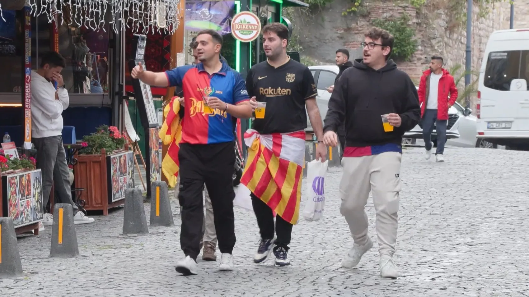 Sultanahmet'te Katalan Rüzgarı: Barcelona Taraftarları Dev Maç Öncesi İstanbul'da