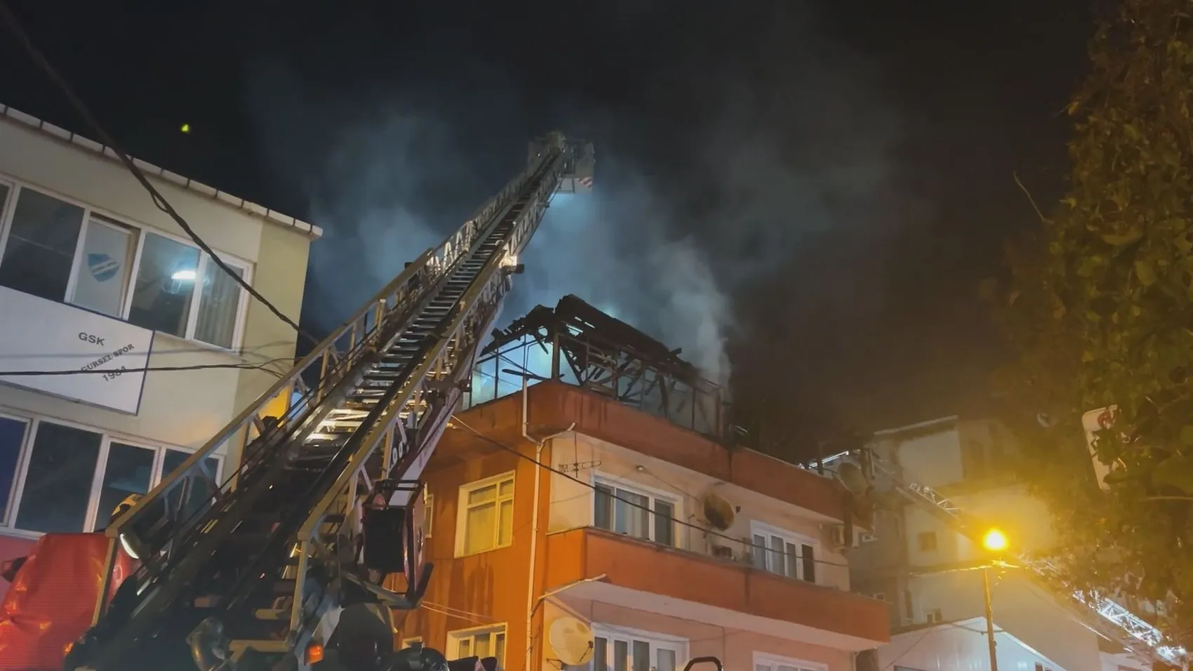 Kağıthane'de geceyi aydınlatan korku dolu anlar: Çatı katı alevlere teslim oldu