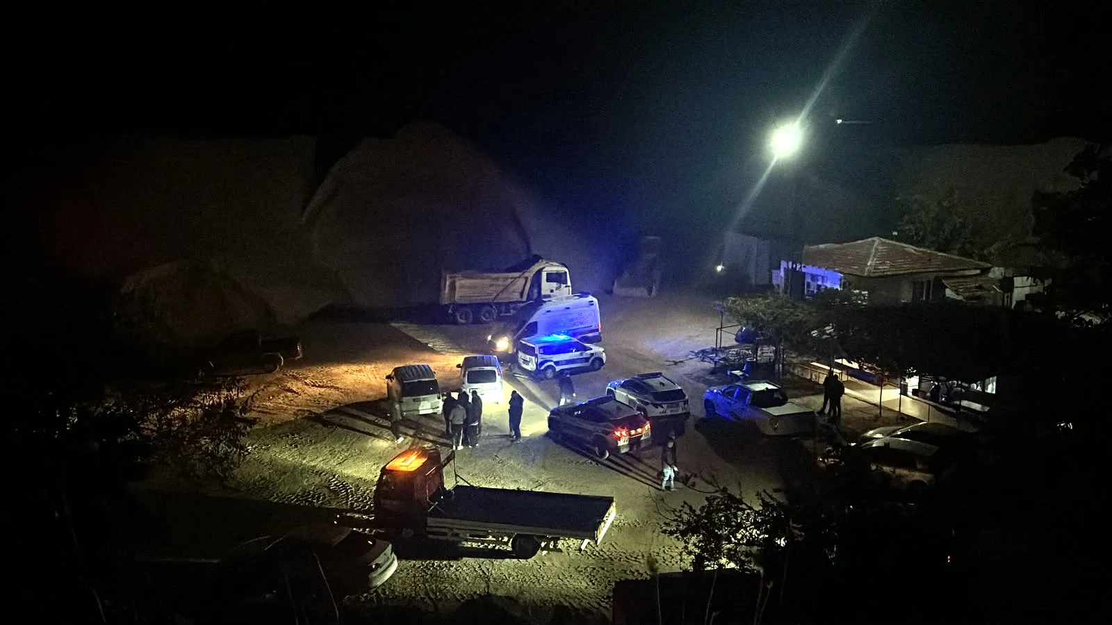 Edirne'de gece yarısı dehşeti: Kum ocağında park halindeki araçlar küle döndü