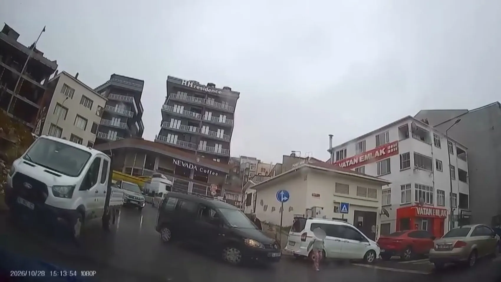 Arnavutköy'de yürekleri ağza getiren kaza: Yaya geçidinde dehşet anları