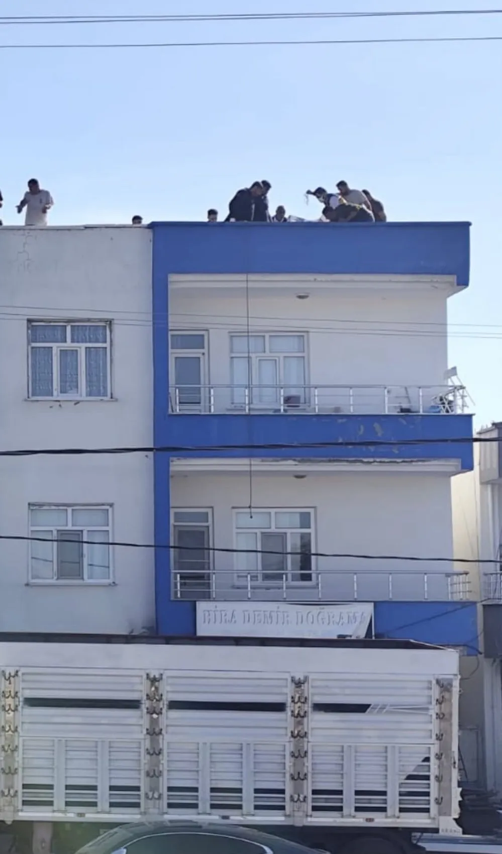 Bismil'de çatıdaki tamirat faciası: Yüksek gerilim hattı can aldı