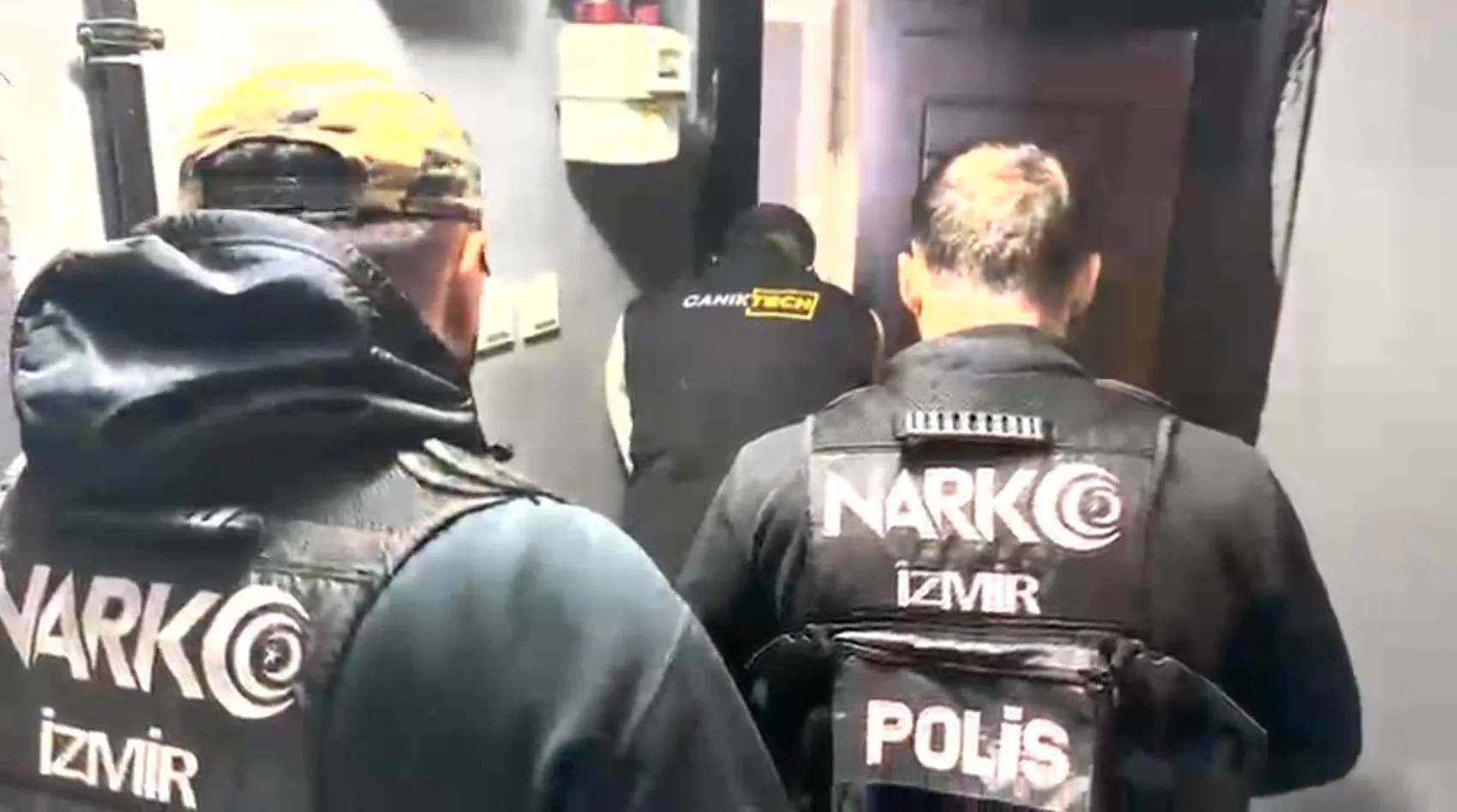 Karabağlar'daki adrese narkotik baskını: Tonlarca zehir piyasaya sürülmeden yakalandı