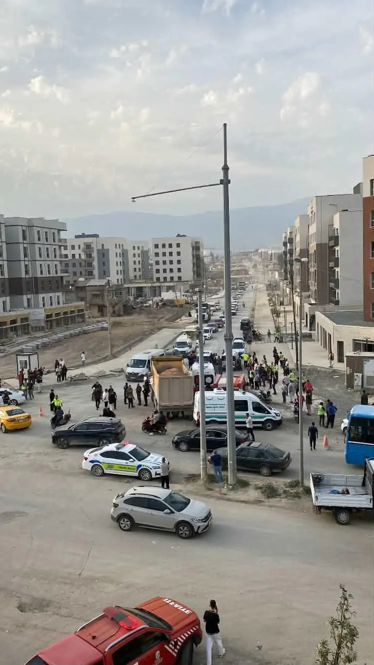 Antakya'da yürek yakan kaza: Motosikletli sürücü kamyonun altında can verdi