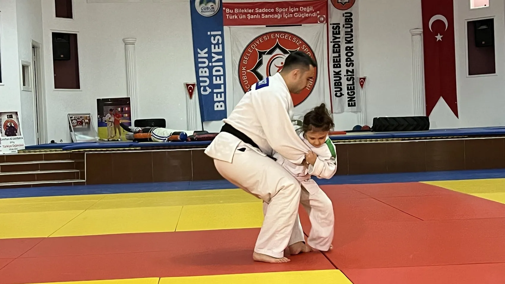 Minik Miray minderin tozunu attırdı: Anne ve babası onun izinden gitti
