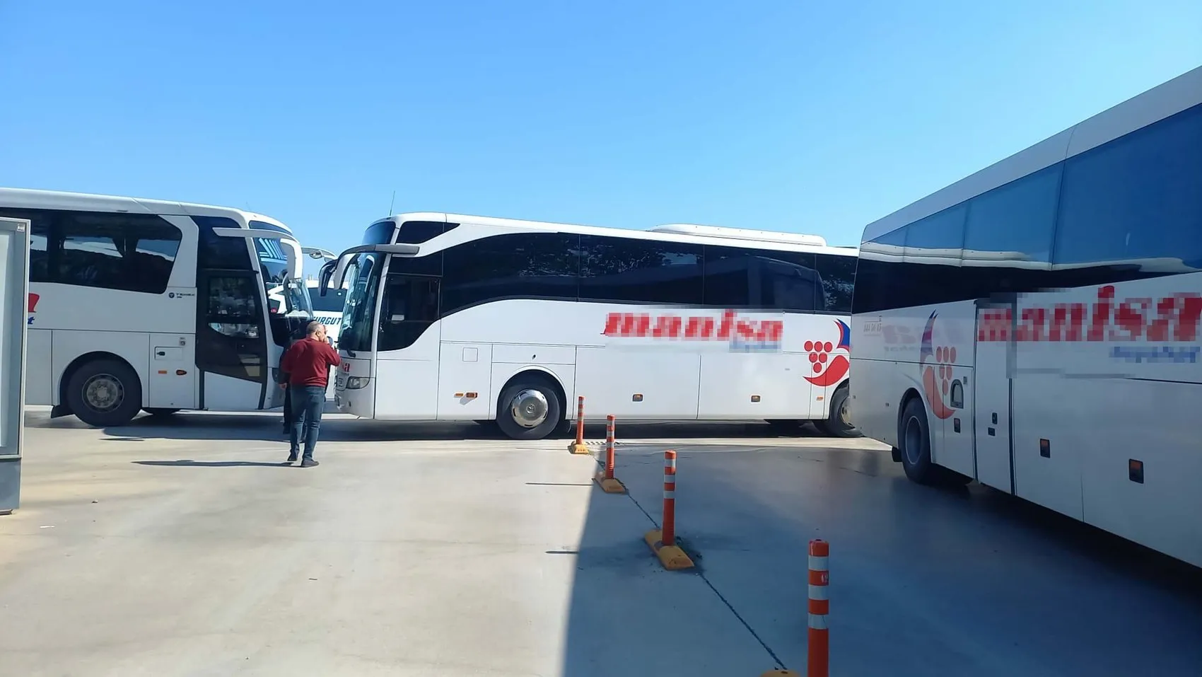 Manisa Otogarı'nda tahliye krizi: Giriş kapısı otobüslerle kapatıldı