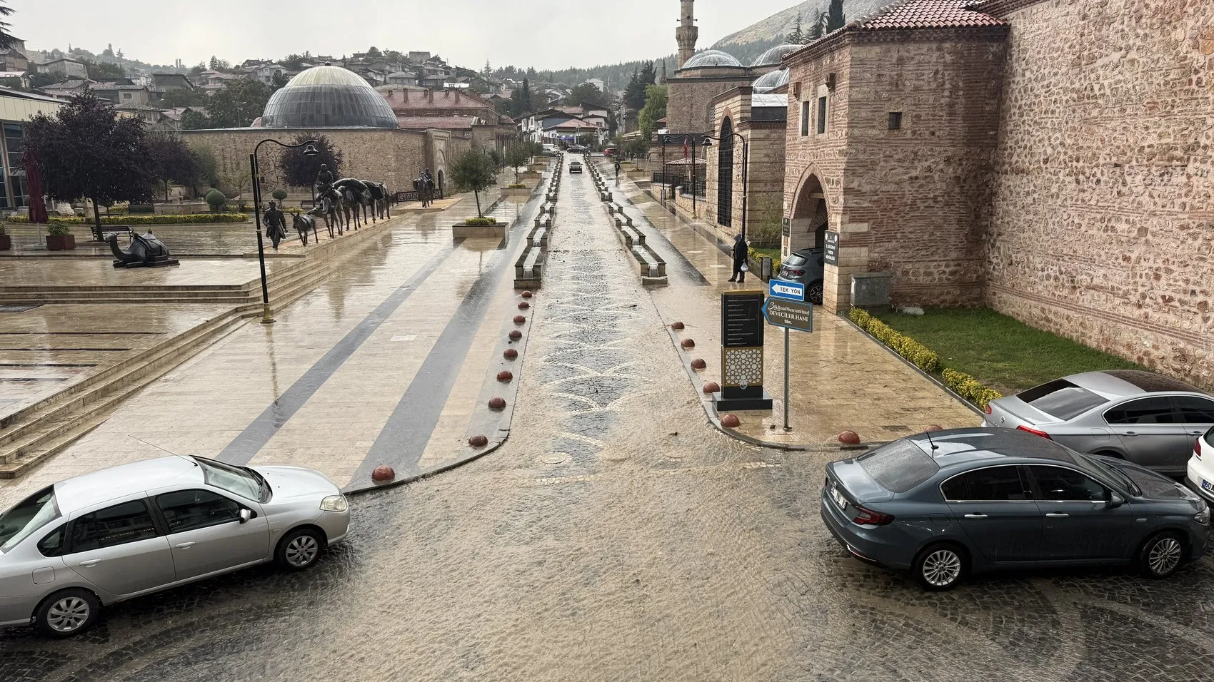 Tarihi sokaklarda zor anlar: Tokat'ta aniden bastıran sağanak trafiği felç etti