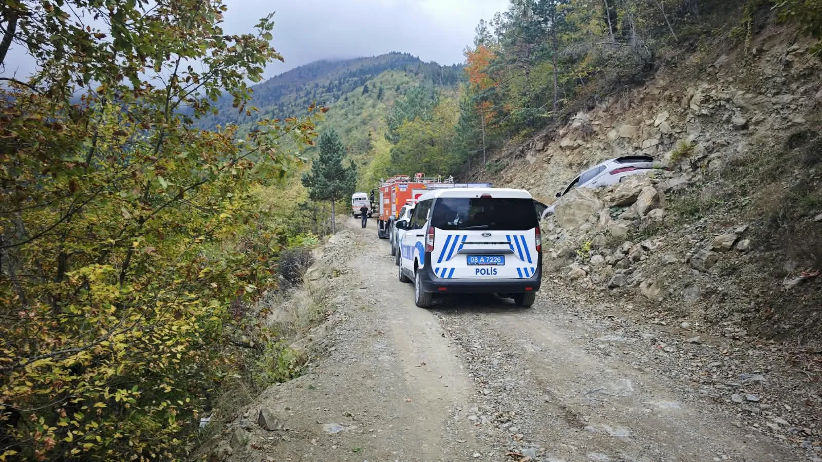 Artvin'de korkutan kaza: Freni boşalan kamyonet yamaca çarparak ters döndü