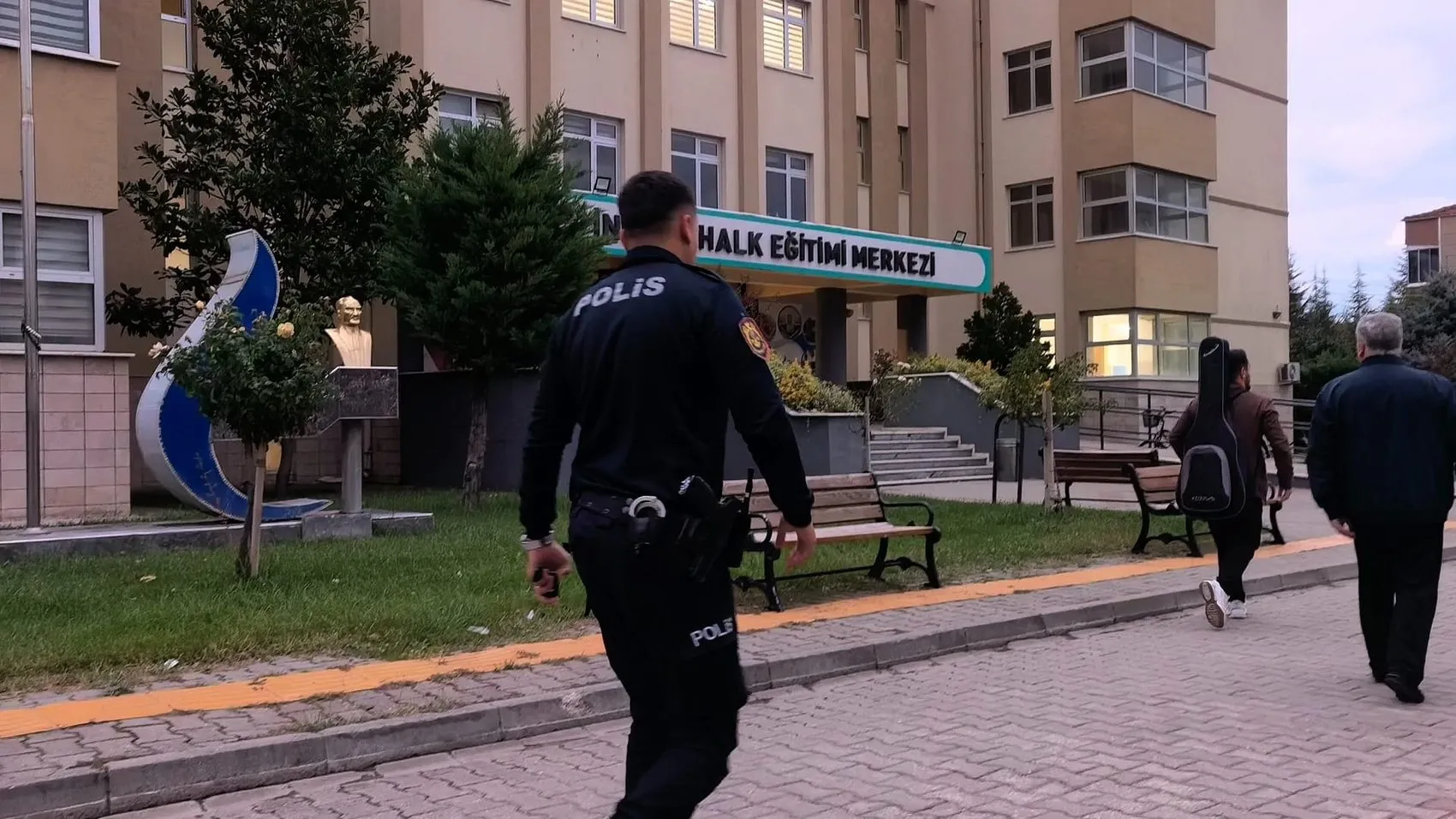Ehliyet hayali kısa sürdü: Kulağındaki düzenek başına iş açtı