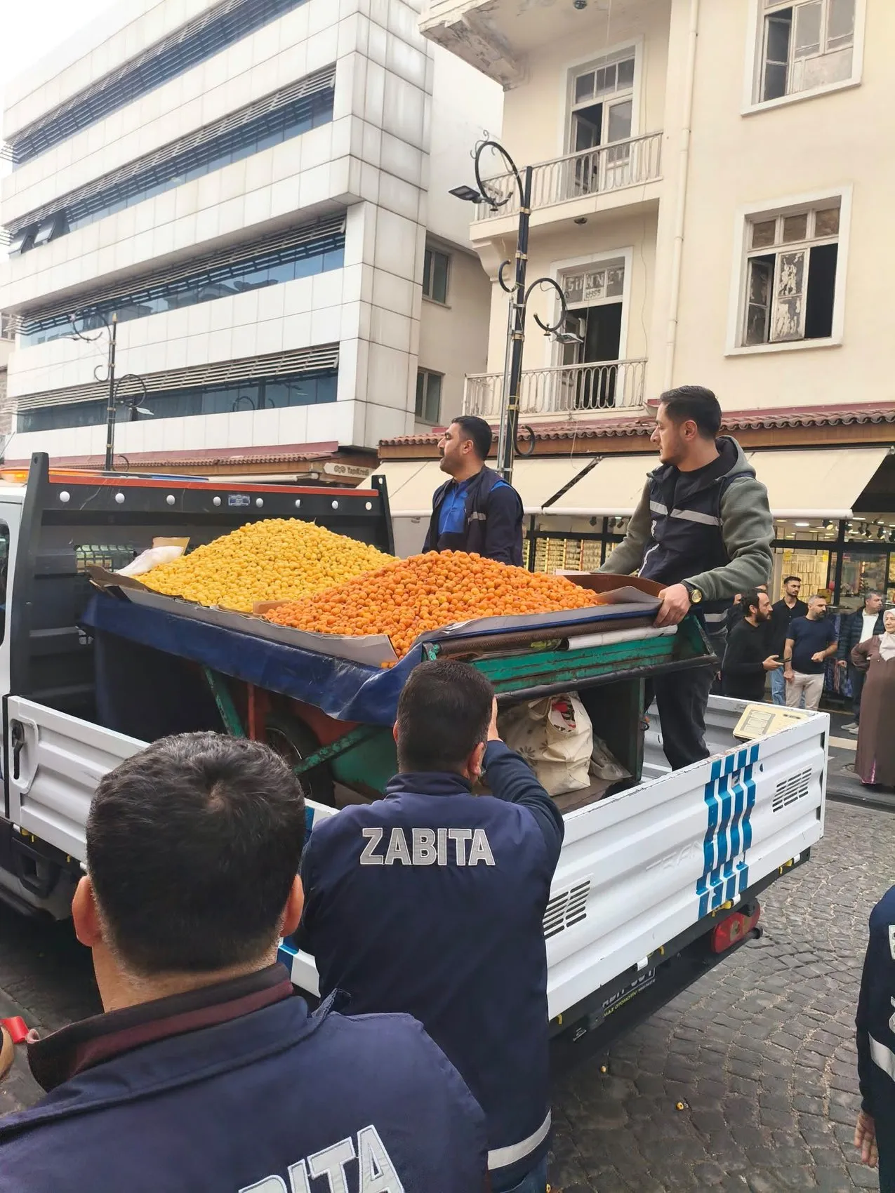 Diyarbakır'ın kalbinde gergin anlar: Kaldırım işgali müdahalesi arbedeye dönüştü