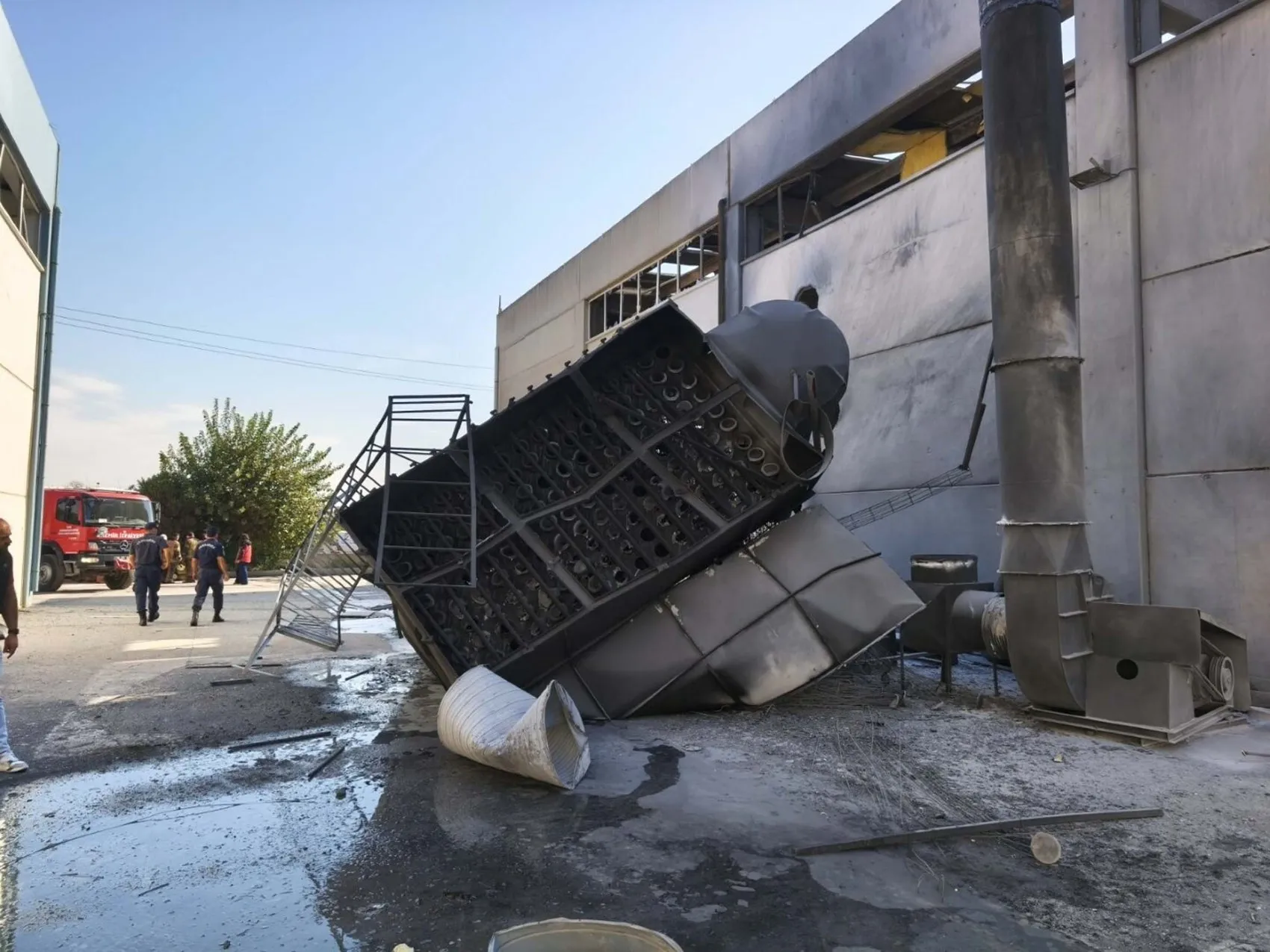 Torbalı'daki metal fabrikasında acı haber: Genç işçi yaşam mücadelesini kaybetti