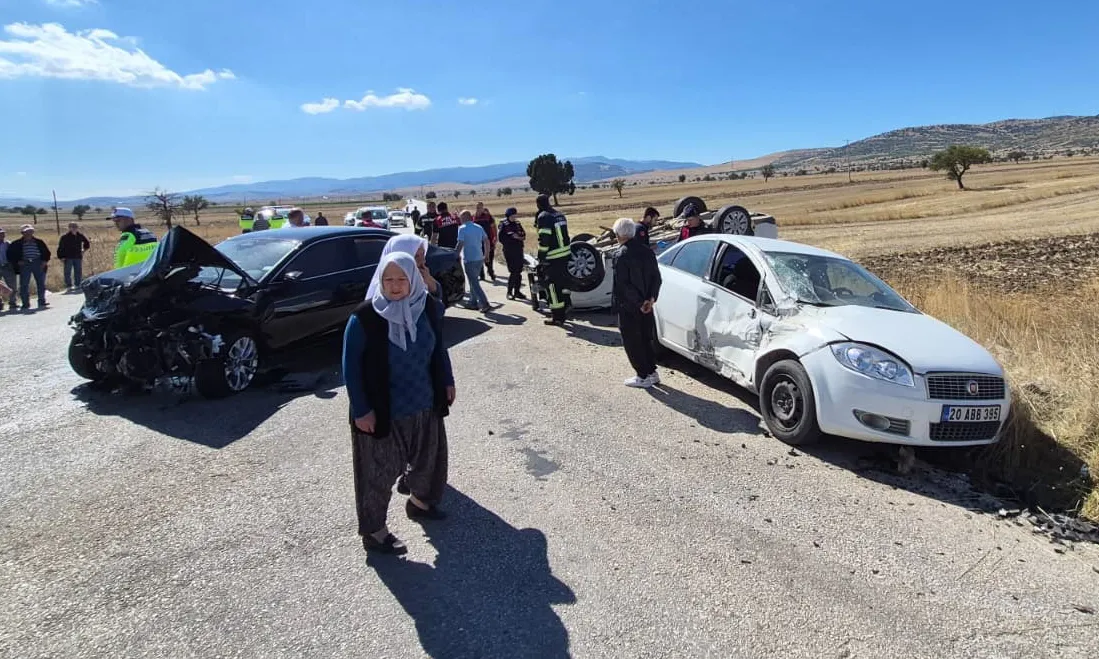 Burdur'da yol ayrımında dehşet anları: Üç aracın karıştığı kazada acı bilanço