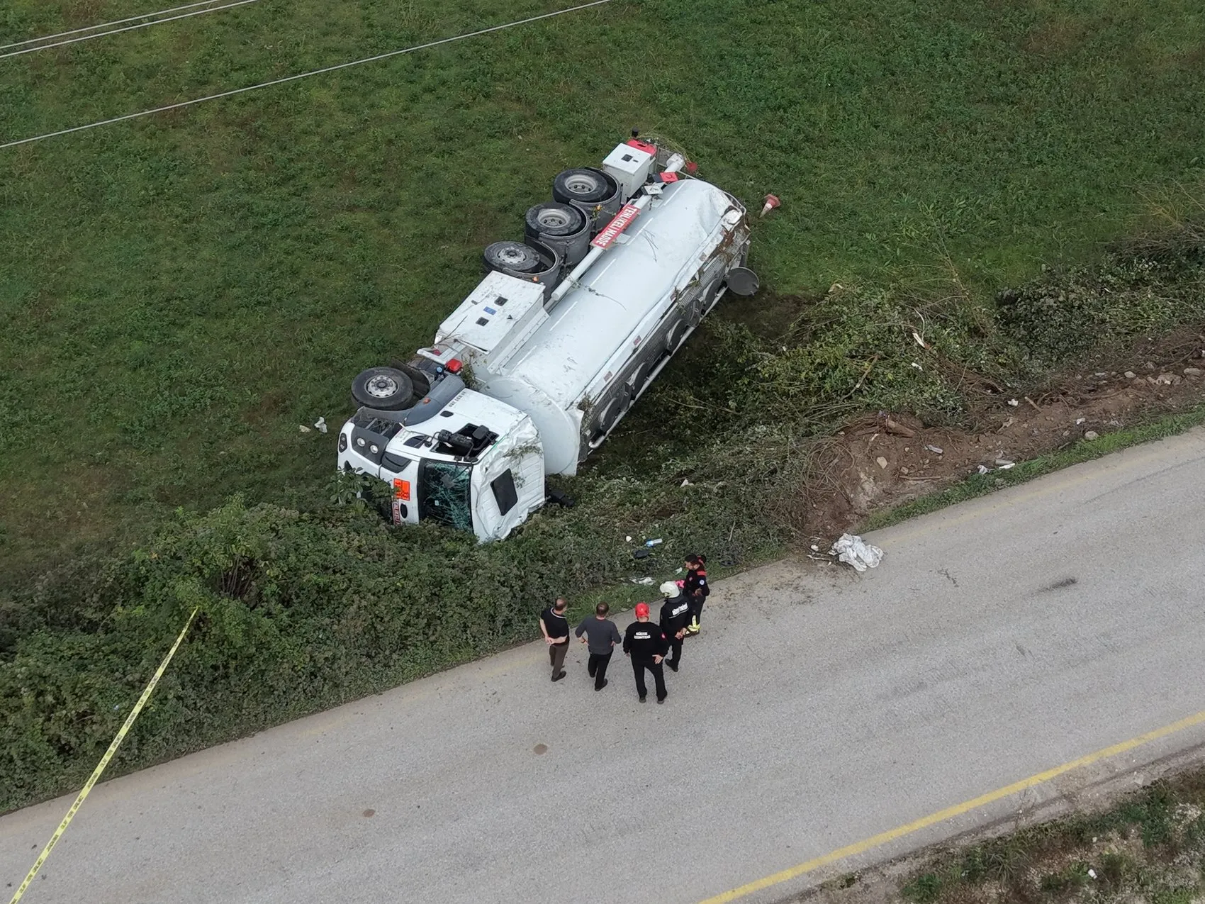 Düzce'de korkutan kaza: Akaryakıt tankeri devrildi, bölgede elektrikler kesildi