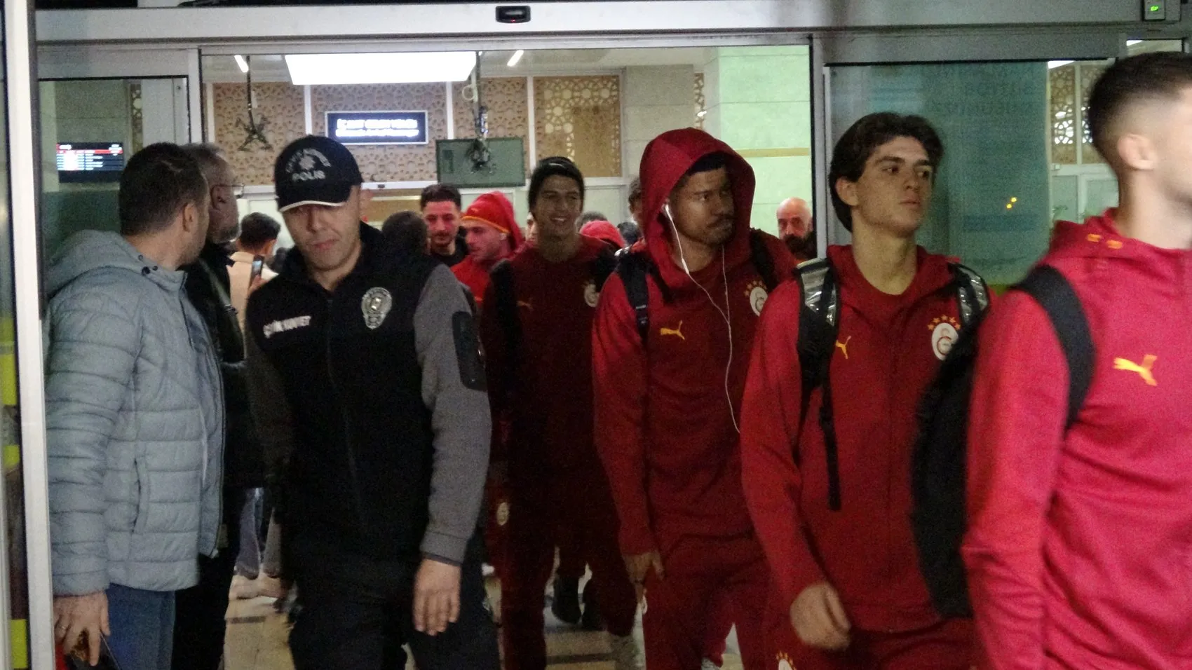 Sarı-kırmızılılar Konya semalarında: Havalimanında büyük coşku