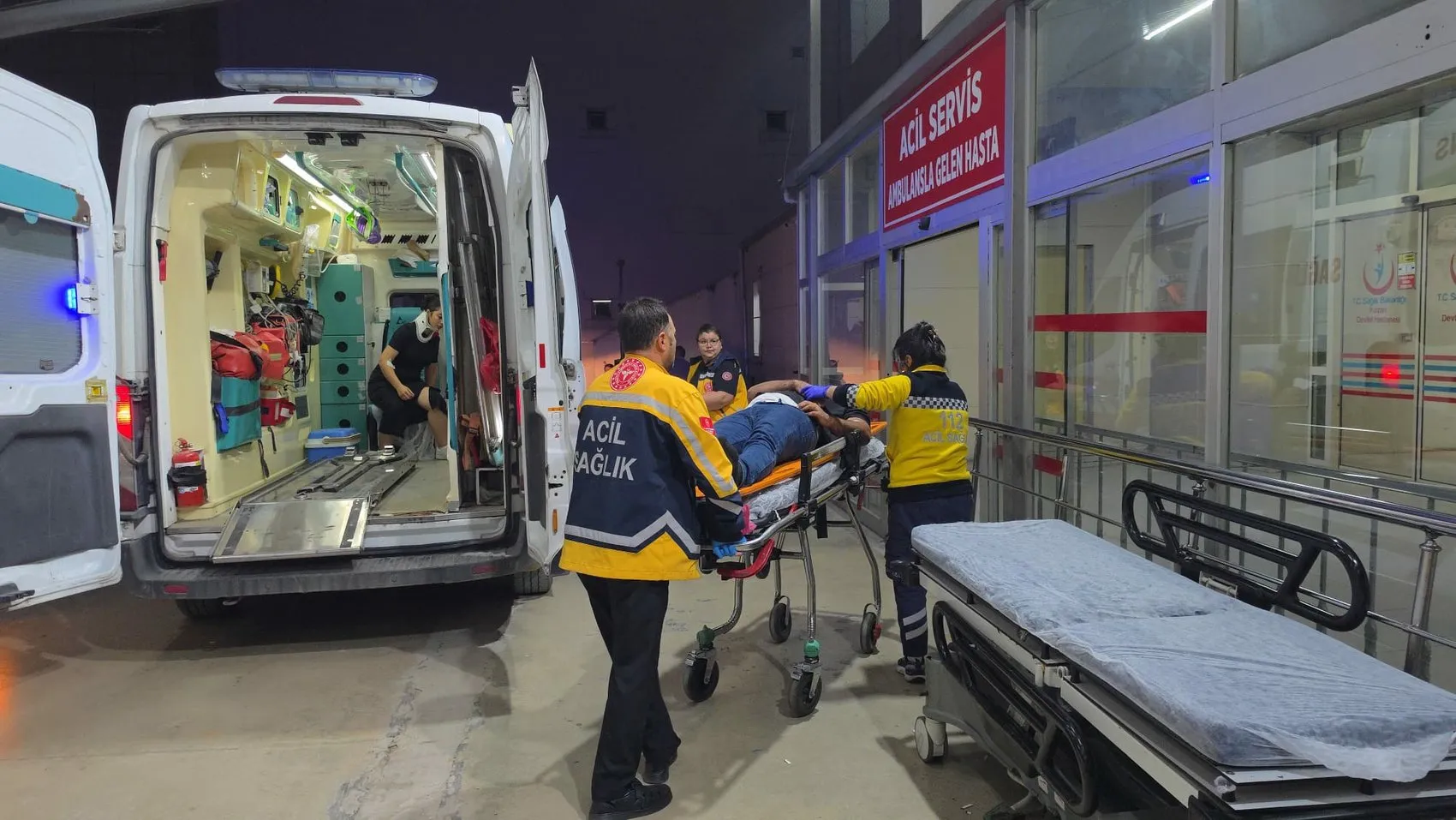 Kozan'da gece yarısı şiddetli çarpışma: Park halindeki araca çarpan otomobilde iki kişi yaralandı