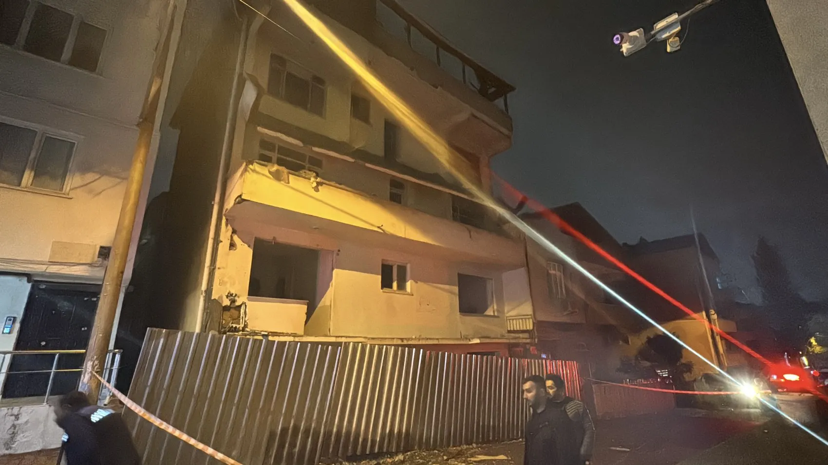 Darıca'da gece yarısı korkutan çökme: Metruk binada tehlike çanları çalıyor