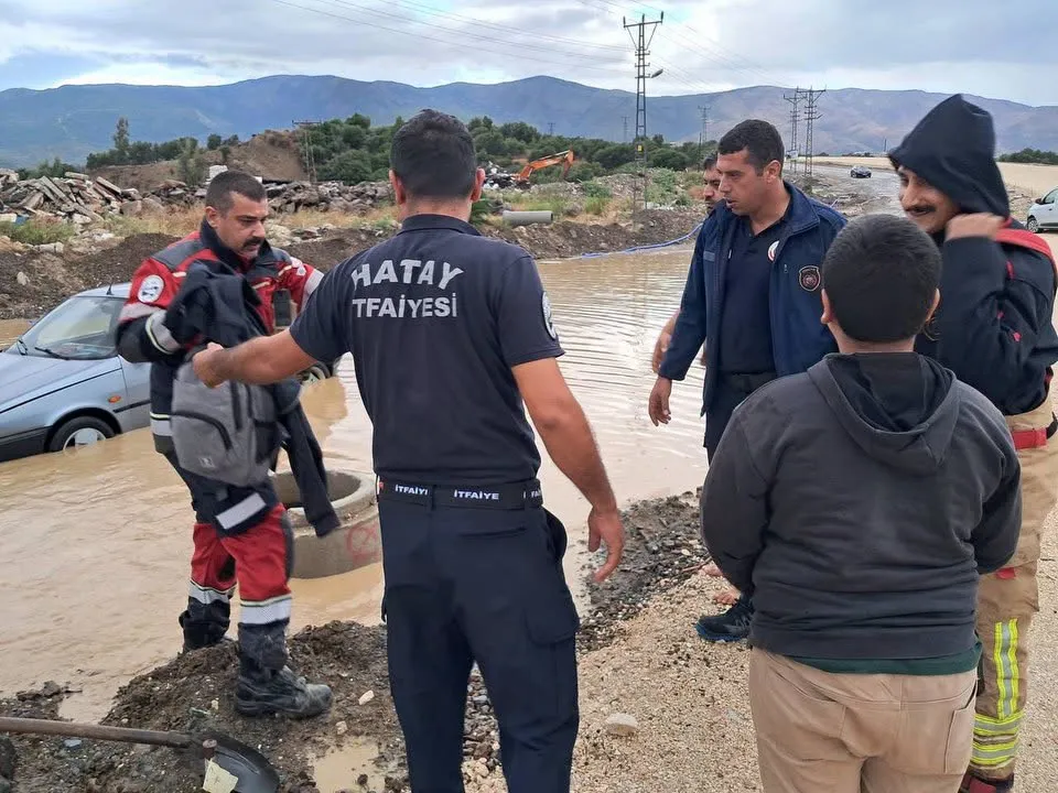 Karlısu'da korku dolu anlar: Sulara gömülen araçtaki öğrencilerin imdadına itfaiye yetişti