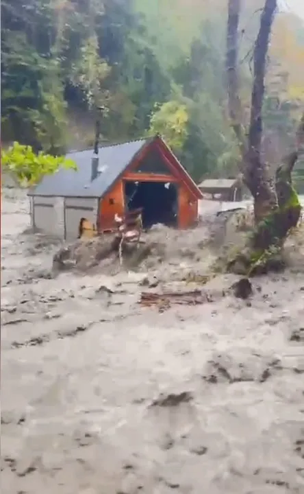 Sapanca'da kabus dolu anlar: Dere yatağındaki bungalov sel sularına teslim oldu