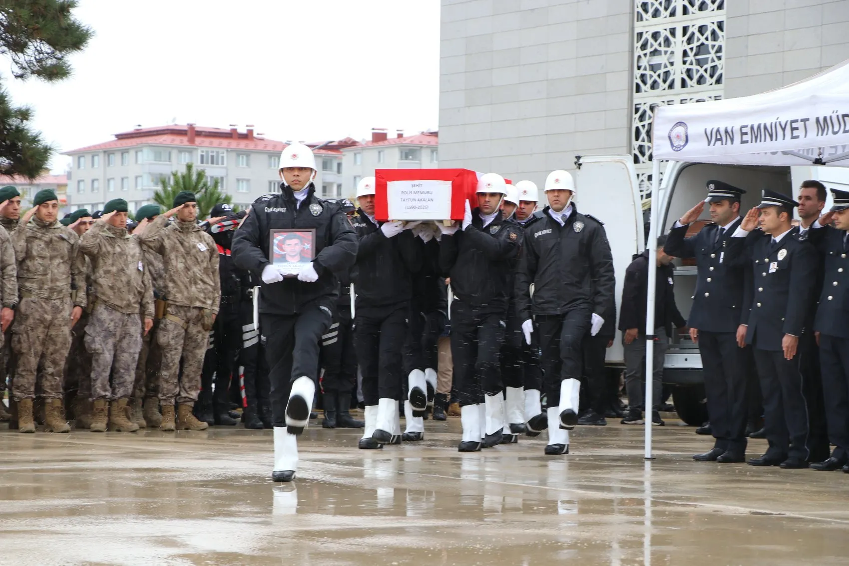 Görevi başında şehit düşen Tayfun Akalan son yolculuğuna gözyaşlarıyla uğurlandı